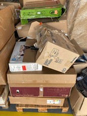 PALLET VARIETY OF BROKEN MONITORS INCLUDING HP M22F.