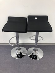 2 X ADJUSTABLE BAR STOOLS IN BLACK.