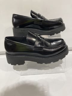 QTY OF ASSORTED VAGABOND COSMO 2.0 LEATHER SIZE 41 BLACK LOAFERS