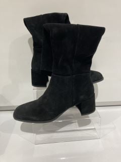 QTY OF ASSORTED VAGABOND AYLIN PADDED SIZE 38 BLACK BOOTS