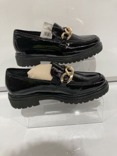 QTY OF ASSORTED VAGABOND TO INCLUDE COSMO 2.0 SIZE 41 SAND LOAFERS