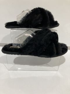 QTY OF ASSORTED UGG SCUFFITA SIZE 8 BLACK SLIPPERS