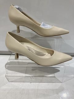 QTY OF ASSORTED SHOES TO INCLUDE CHARLES & KEITH CK1-60361352-3 SIZE 38 CHALK (CREAM) HEELS