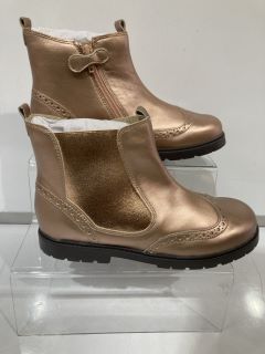 QTY OF START RITE SHOES CHELSEA ROSE GOLD LEATHER SIZE 10.5