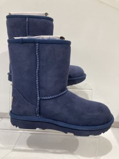 QTY OF ASSORTED UGGS TO INCLUDE KIDS CLASSIC II NAVY SIZE 13