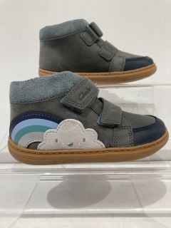 QTY OF CLARKS FLASH RISE K DENIM BLUE LEA SIZE 7.5