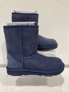 QTY OF ASSORTED UGGS TO INCLUDE K KENSINGTON II SIZE 5