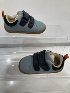 QTY OF CLARKS ROAMER RETRO T PALE BLUE SIZE 2