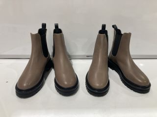 QTY OF JOHN LEWIS PEPPERMINT BOOTS GYMI SIZE 5/6