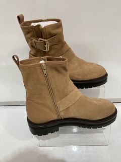 QTY OF JOHN LEWIS AND/OR RIVER BOOTS BROWN SIZE 5