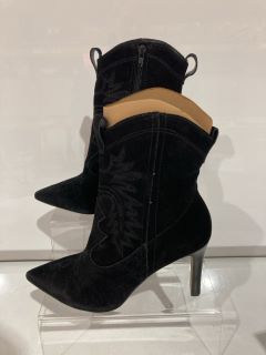 JOHN LEWIS AND/OR OCTAVIO BLACK BOOTS SIZE 4