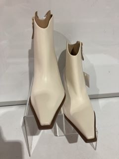 JOHN LEWIS PANAMA WHITE HEELS SIZE 8/41