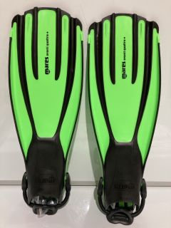 QTY OF FINS AVANTI SUPERCHANNEL FF BAG WITH HANDLE 36/37 GREEN RRP £280