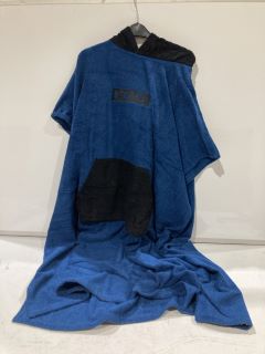 QTY OF ITEMS TO INCLUDE FCS TOWEL PONCHO NAVY/BLACK SIZE ONE SIZE TOTAL RRP £100.00