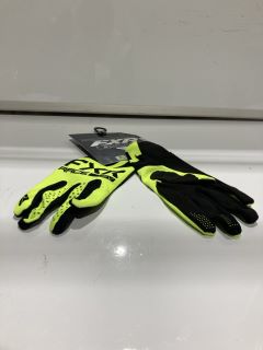 BOX OF ASSORTED ITEMS TO INC YTH PRO-FIT LITE MX GLOVE SIZE L RRP£100