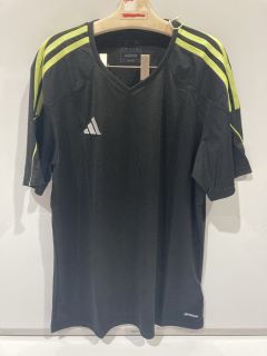 QTY OF CLOTHES INCLUDING ADIDAS BLACK TEE MEDIUM