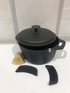 A QTY OF ITEMS INCLUDING MON CHEF 26CM CASSEROLE POT