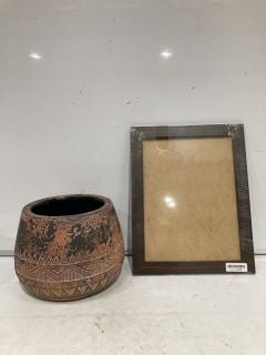 QTY OF ASSORTED HOUSEHOLD ITEMS TO INCLUDE 2 X PLANT POTS, PICTURE FRAME