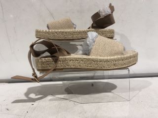 QTY OF WOMENS FOOTWEAR TO INCLUDE FRENCH CONNECTION SANDALS SIZE 8