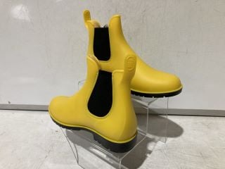 QTY OF ASSORTED ITEMS TO INCLUDE DREAM PAIRS WOMEN WELLINGTON BOOTS IN YELLOW SIZE 6 TO INCLUDE HAVAIANAS FLIP FLOPS SIZE 5