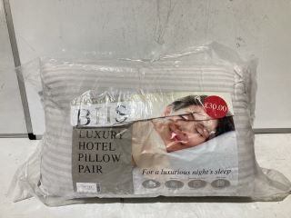 QTY OF ASSORTED ITEMS TO INCLUDE BHS SET OF 2 EXTRA FILLED LUXURY HOTEL PILLOWS TO INCLUDE WHITE DUVET & DRIFTHOME BED THROW