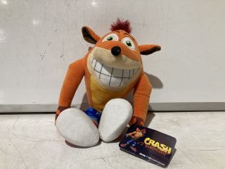 QTY OF ASSORTED ITEMS TO INCLUDE CAT ROLLER FELT PAD SCRATCHING MAT & CRASH BANDICOOT PLUSH TOY