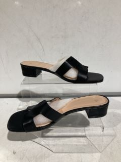 QTY OF ASSORTED ITEMS TO INCLUDE WOMEN'S SLIP ON HEELED SANDALS IN BLACK SIZE 7.5