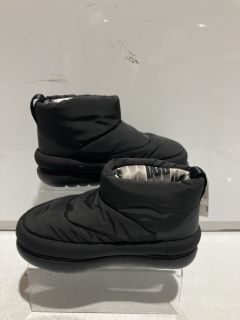 UGG CLASSIC PUFF COLOUR BLACK SIZE 4 TOTAL RRP £155