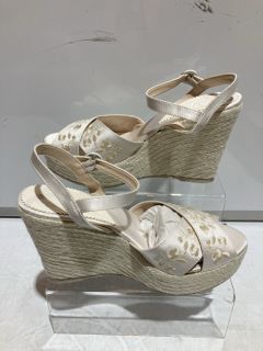 PENELOPE CHILVERS SANTORINI EMB IVORY COLOUR ATELIER SATIN SIZE 40 TOTAL RRP £159