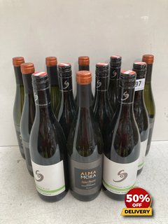 6 X BOTTLES OF ALMA MORA SELECT RESERVE CHARDONNAY DRY WHITE WINE 2022 75CL 13% VOL TO ALSO INCLUDE 6X WALTER SKOFF SAUVIGNON BLANC WHITE WINE 2022 75CL 12.5% VOL (WE OPERATE A CHALLENGE 25 POLICY. 1