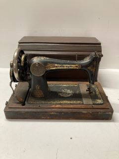 VINTAGE COLLECTABLE SINGER SEWING MACHINE WITH CASE