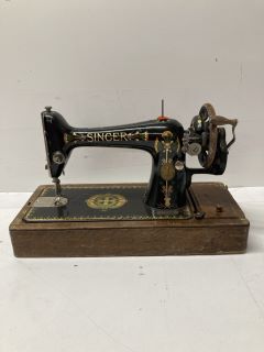 VINTAGE COLLECTABLE SINGER SEWING MACHINE WITH CASE