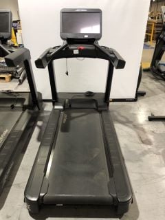 LIFE FITNESS INTEGRITY SERIES DELUXE TREADMILL c/w DISCOVER SE3HD CONSOLE