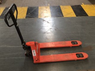 MANUTAN PALLET TRUCK 2500KG