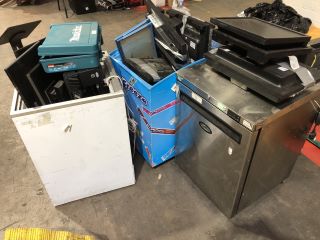 QTY OF ASSORTED ITEMS TO INC MAKITA DRILL DRIVER MODEL DHP458 TO INCLUDE CHARGER UNIT AND HARD CASE