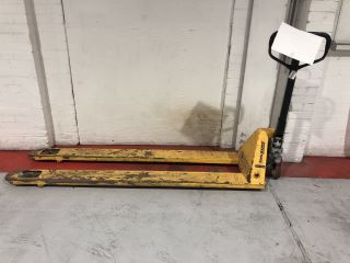 TRP0003 YELLOW LONG FORK PALLET TRUCK 2000KG 2000MM FORKS