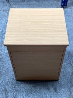 OAK WOOD EFFECT 2 DRAWER BEDSIDE TABLE: LOCATION - A3