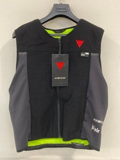 DAINESE MENS THE SMART MOTORCYCLE JACKET IN BLACK - UK SIZE LARGE - RRP £500: LOCATION - FRONT BOOTH