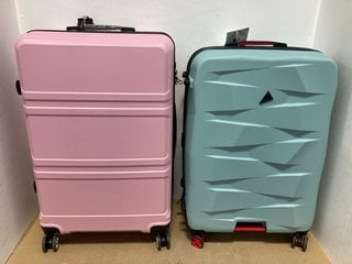 IT LUGGAGE TEXTURED MEDIUM HARDSHELL SUITCASE IN BLUE TO INCLUDE YKK LARGE HARDSHELL SUITCASE IN PINK: LOCATION - B15