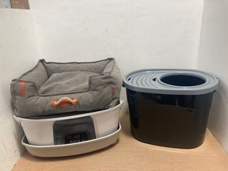 3 X PET ITEMS TO INCLUDE FABRIC SMALL PET BED IN GREY: LOCATION - B13