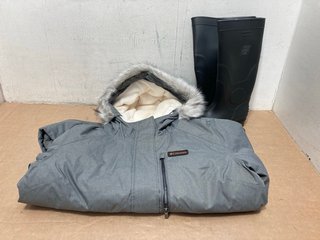 COLUMBIA MENS PADDED JACKET WITH FAUX FUR TRIM HOOD IN GREY - UK SIZE X-LARGE TO INCLUDE PORTWEST MENS TALL WELLINGTONS IN BLACK - UK SIZE 8: LOCATION - B4