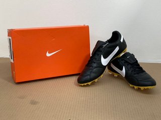 NIKE MENS FOOTBALL TRAINERS IN BLACK - UK SIZE 9: LOCATION - B1