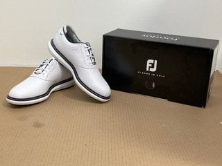 FOOTJOY MENS SPIKELESS GOLF SHOES IN WHITE - UK SIZE 7 - RRP £109: LOCATION - B1