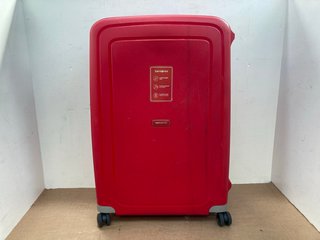 SAMSONITE MEDIUM HARDSHELL SUITCASE IN RED: LOCATION - C5