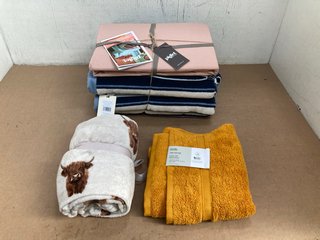 QTY OF HOUSEHOLD ITEMS TO INCLUDE COTTON RICH BATH TOWEL IN ORANGE: LOCATION - C12