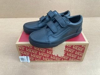 VANS OLD SKOOL VELCRO STRAP SHOES IN BLACK - UK 13: LOCATION - C13