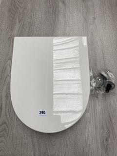 WHITE W/C SEAT - RRP £80: LOCATION - RACKING 1