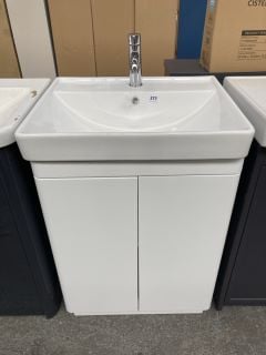 (COLLECTION ONLY) FLOOR STANDING 2 DOOR SINK UNIT IN WHITE WITH A 590 X 480MM 1TH CERAMIC BASIN COMPETE WITH A MONO BASIN MIXER TAP & CHROME SPRUNG WASTE - RRP £745: LOCATION - D3