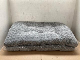 2 X QUIET TIME DELUXE GREY OMBRE SWIRL PET BEDS - SIZE - 35"- 23": LOCATION - WH4