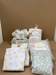 QTY OF ASSORTED JOHN LEWIS & PARTNERS BABY 2.5TOG SLEEP BAGS TO INCLUDE HUGZEE WEARABLE HOODED FLEECE- SIZE M: LOCATION - F1